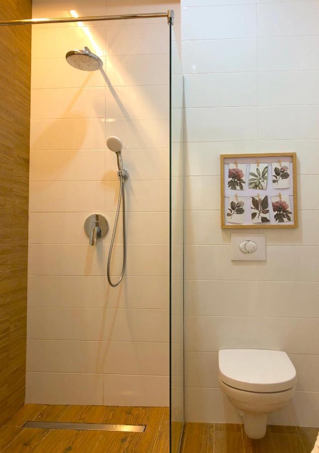 Centrally Located Apartment Overlooking Vermanes Park Riga Luaran gambar