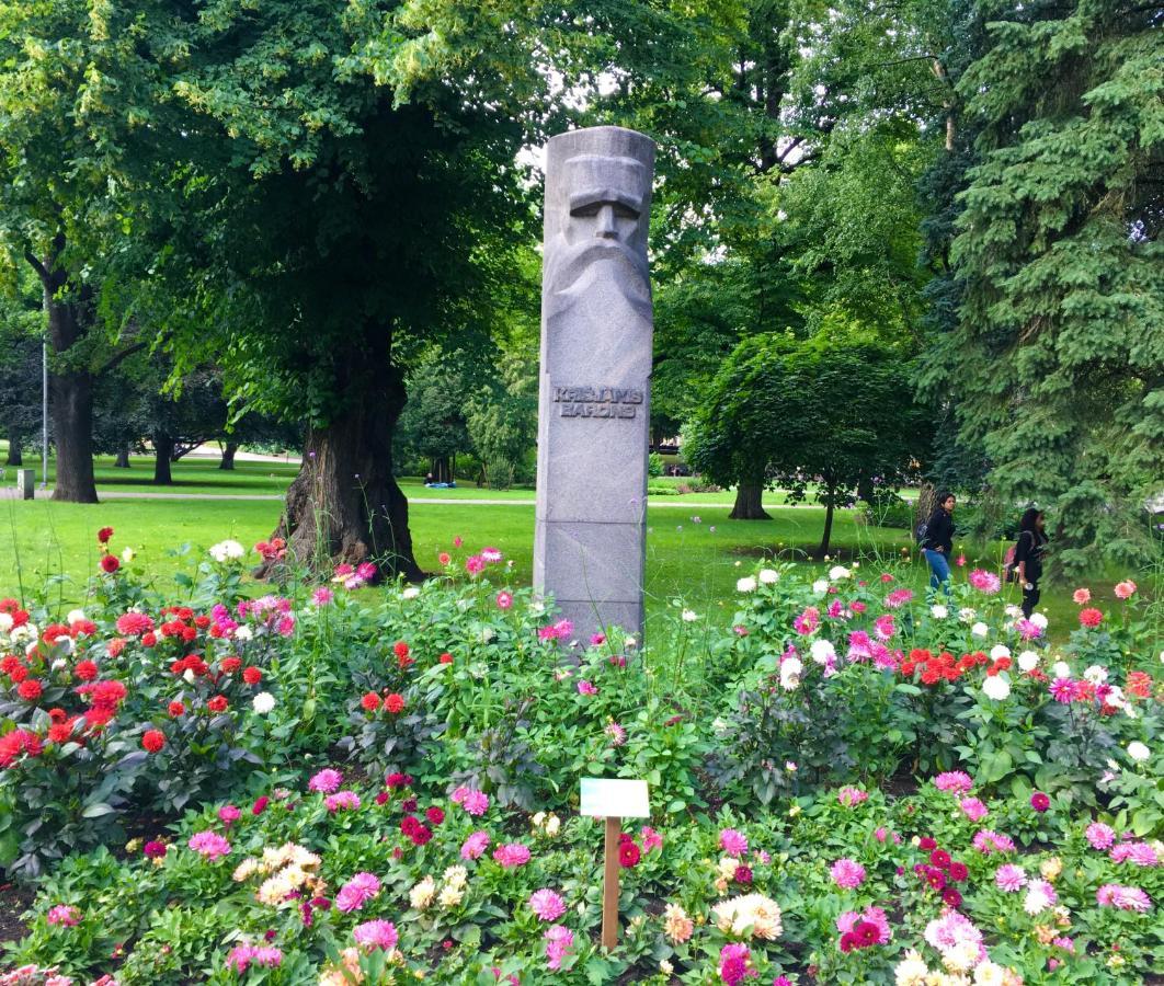 Centrally Located Apartment Overlooking Vermanes Park Riga Luaran gambar